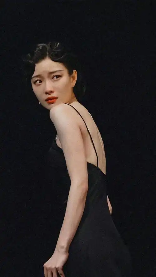 被穿旗袍的倪妮美晕