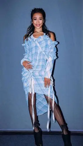 露肩现在真火,人手一款的单品,我就喜欢吉克隽逸这范儿