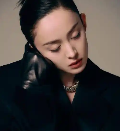 古力娜扎再登杂志封面,时尚迷人如初恋,眼神坚定受期待_黑色_显得