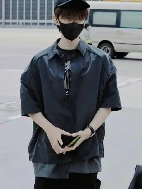 贺峻霖all black机场图#贺峻霖一身allblack穿搭出发路透,这次小贺要