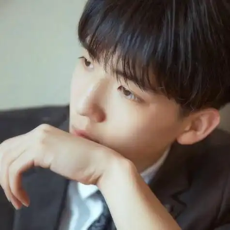 托腮安静的美男子头像