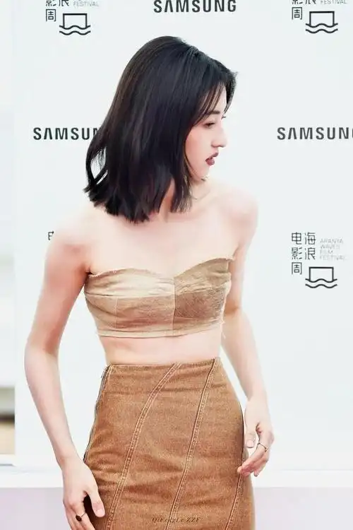 张子枫快瘦成麻杆穿小码鱼尾裙撑不起来手臂被蚊子叮包太真实