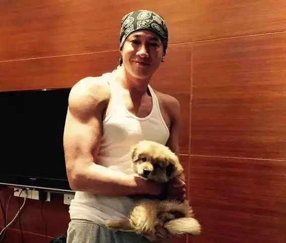 宽厚的臂膀,巧克力腹肌 得益于何润东长期坚持健身的结果 拍戏的时候