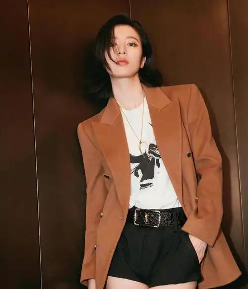 甜酷短发的周雨彤以5g穿搭入秋个性十足