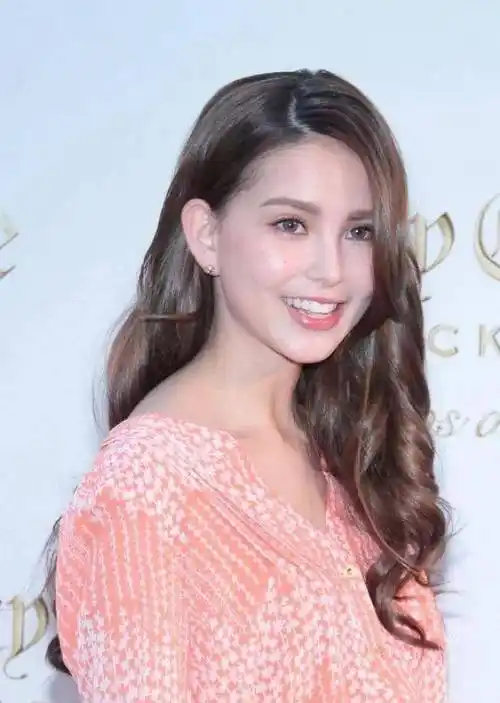 周杰伦妻子昆凌的自拍照引发热议:发带里镶嵌了46颗钻石,社交网络上