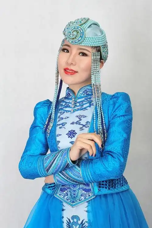 图雅娜莎写真2008年毕业后进入呼市民族歌舞团担任独唱演员工作.