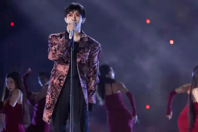 易烊千玺玫瑰雨舞台##天猫双11