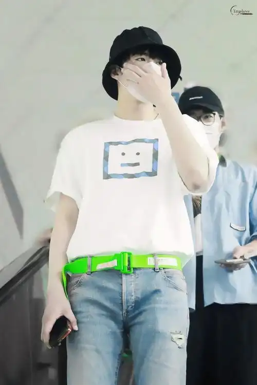 白t搭配破洞牛仔裤帅气有型刘宇宁武汉出发飞往上海白t恤搭配牛仔短裤