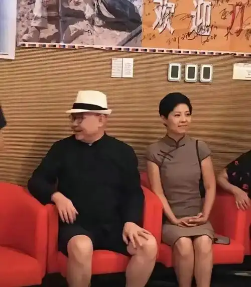 刀郎携二婚妻子朱梅为素人证婚,画面曝光引关注