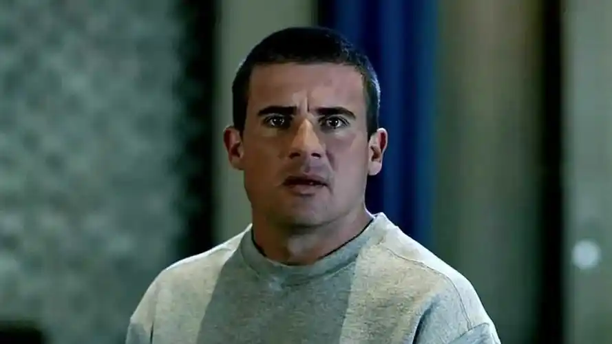 《越狱》第一季(第一集),弟弟得知哥哥含冤入狱,故意犯罪进入监狱