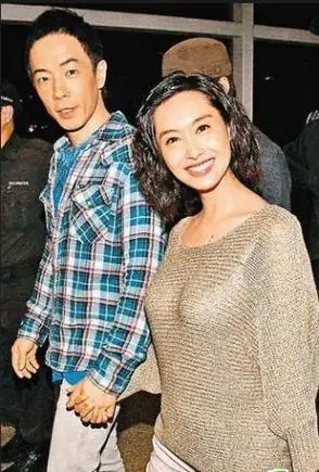 因为知道朱茵也喜欢狗,所以黄贯中虽然不和她做邻居了,却经常邀请朱茵