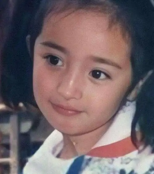 5岁小糯米照片被公开,看到真实颜值后,难怪杨幂这样不愿公开-热点指南