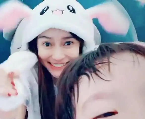 小海绵意外闯入杨颖镜头看到真实颜值后网友像极了爸爸