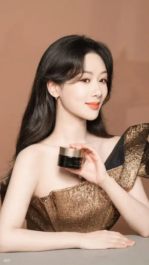 杨紫金色高定##杨紫 伊菲丹代言