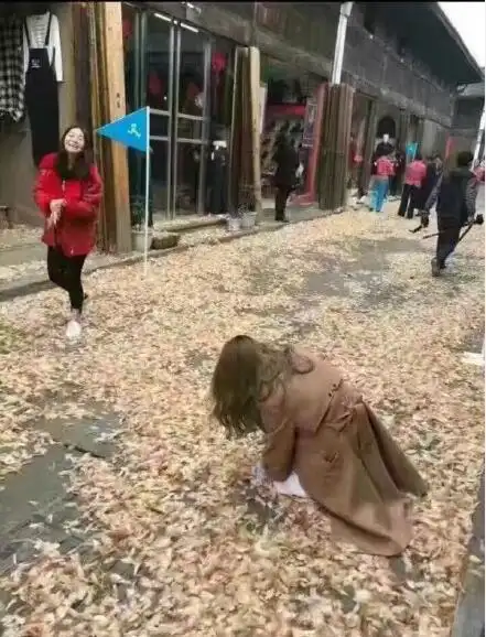 跑男义乌录制现场一片狼藉满地鸡毛 心疼清扫的环卫工人(2)