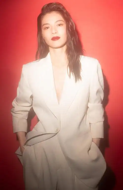 女演员钟楚曦帅气御姐范时尚写真