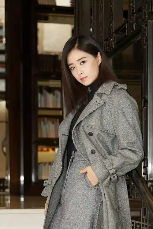 女星蒋欣时尚写真:秀外慧中,钟灵毓秀