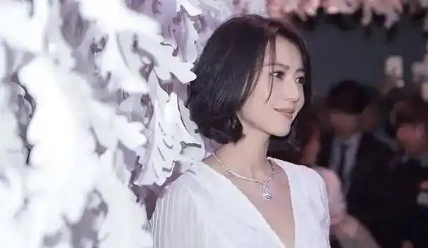 做了妈妈之后高圆圆选择了一款短款的波波头发型.