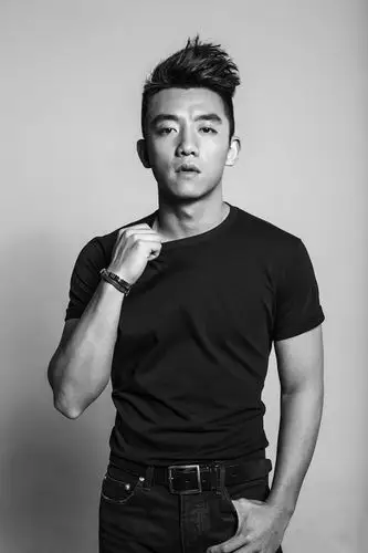郑恺帅气写真图片 展花美男魅力