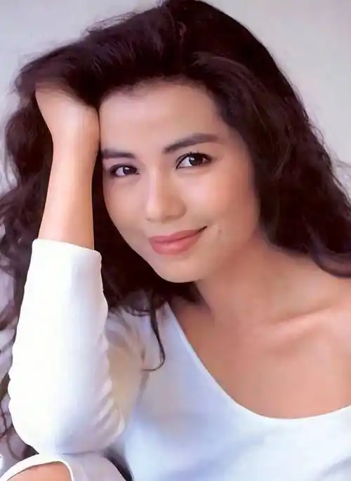 钟楚红的气质也是那种乖乖女的形象但她的性格和长相并不相同