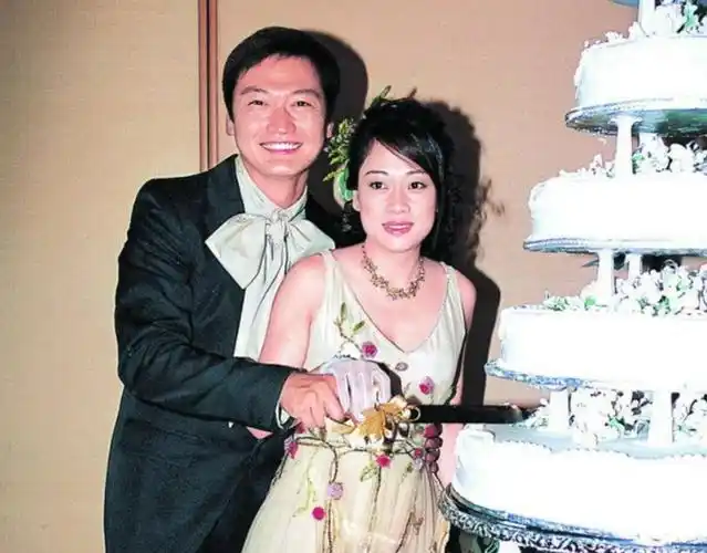 形象严重受损的陶大宇从此以后对于恋事低调处理,亦都明显小心翼翼免