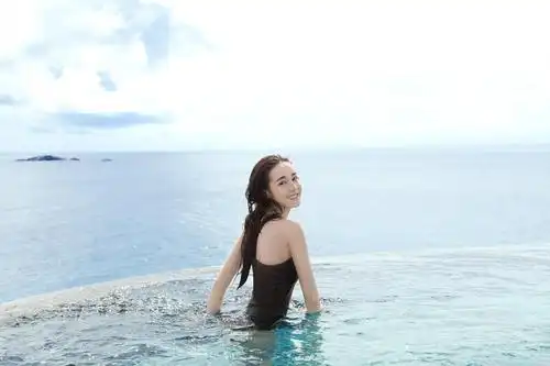 迪丽热巴泳衣照正式上线,每一个画面都美到令人窒息