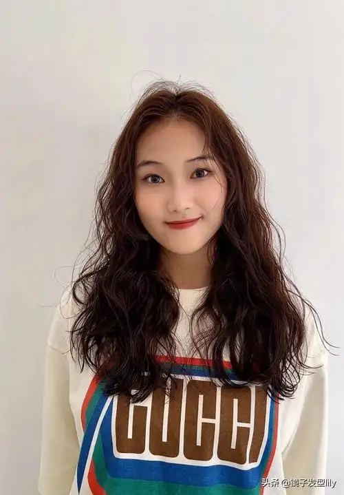 五一最新长发发型女图片(流行发型精选温柔时尚的长发)