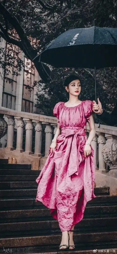 迪丽热巴撑伞侧颜#一身玫粉色长裙,简单的盘发,热巴一出场就是女王般