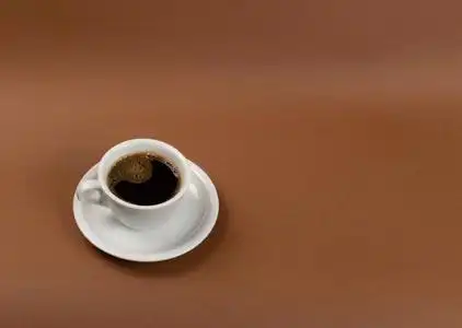 棕色背景的热咖啡杯特写照片