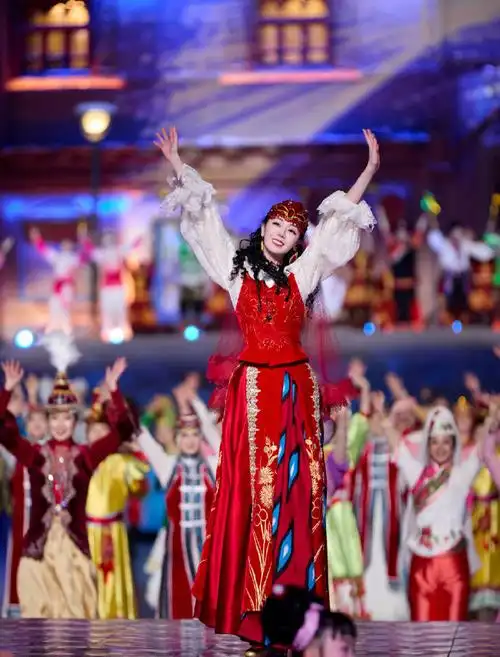 迪丽热巴舞乐新疆网友最爱春晚舞台