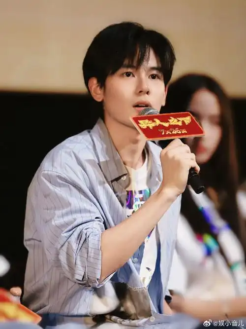 可是胡先煦的蹦迪直拍是真挺帅的,这样的活力修勾让人没有抵抗力