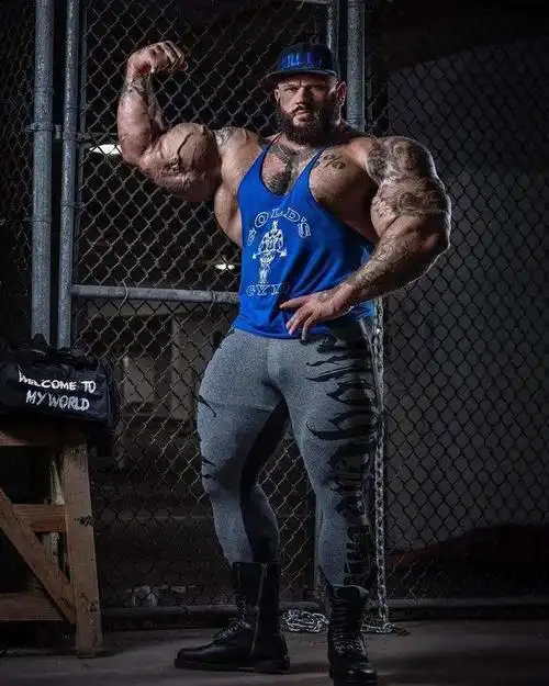 360磅的肌肉巨兽,在别人眼中已经非常夸张,但他仍不满足
