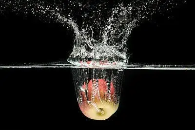 苹果落入水中