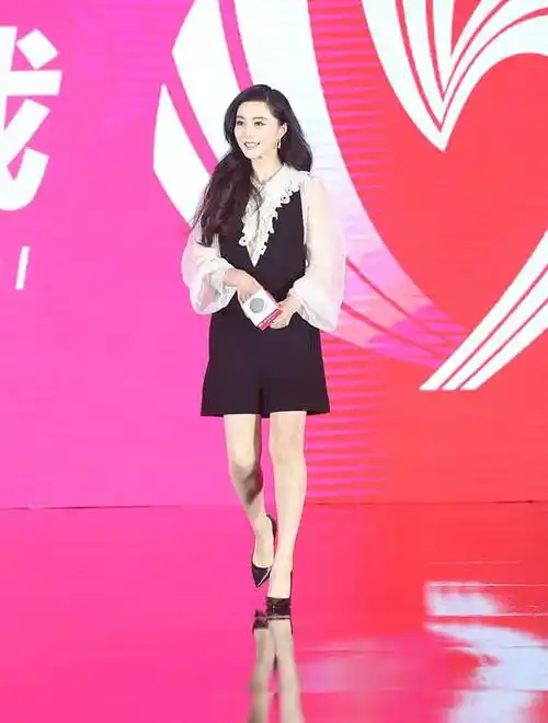 8月10日,范冰冰出席某品牌发布会,当天范冰冰身穿黑白蕾丝短裙