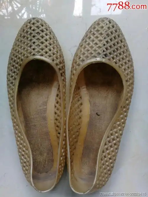 缩小更多"男女/鞋靴"商品>>>>99老塑料凉鞋5品￥199怀旧布老虎鞋