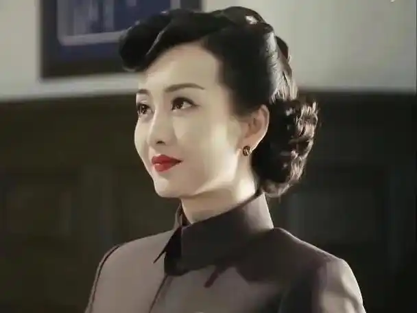 王鸥萌探探探案2汪曼春造型路透##王鸥萌探探探案灰色西装造型##萌探