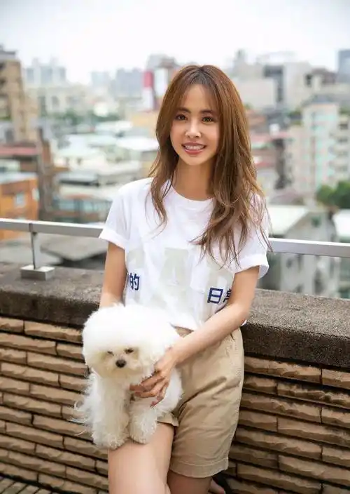 原创蔡依林不愧是冻龄女神穿白t配卡其色半截裤40岁宛若18岁