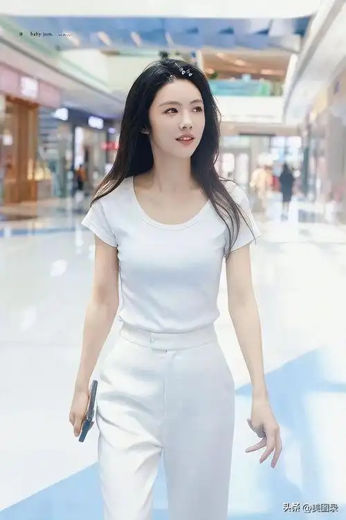 蔡文静的时尚真难懂!穿吊带配"中裤"走机场,气质全靠颜值撑