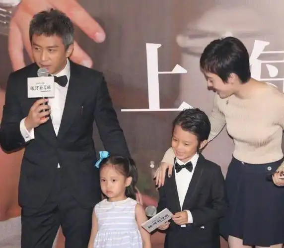 孙俪更博晒全家福,一家四口现身海边,邓超却成了全网关注的焦点 第6张