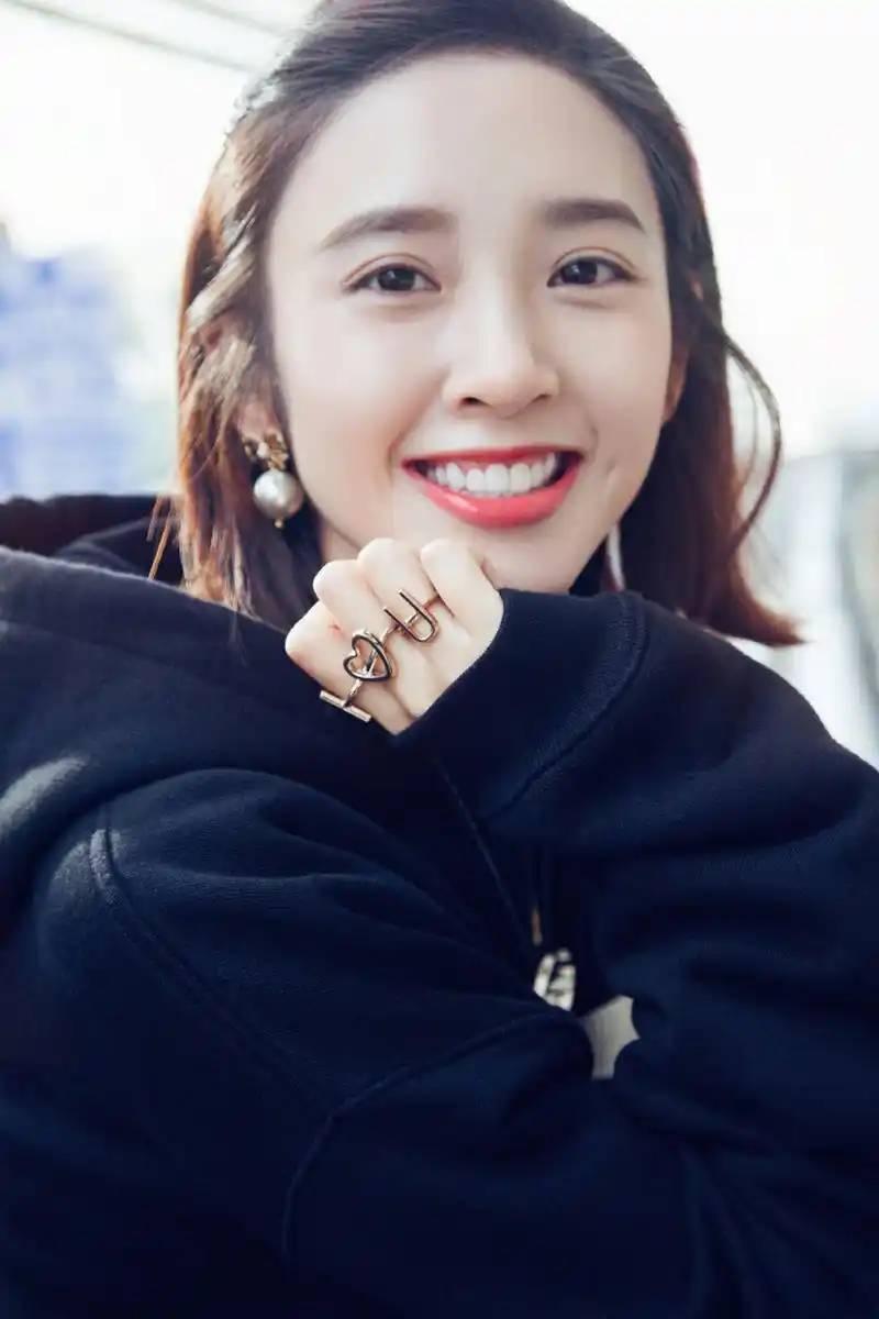 唐艺昕机场街拍尽显"小女人"的温柔,长款卫衣搭配半身裙清新减龄,配