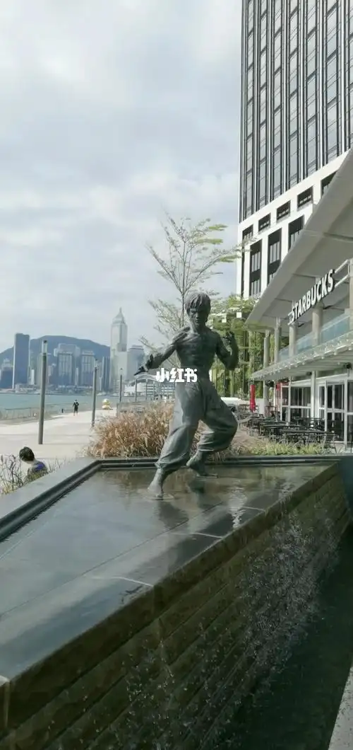 香港尖沙咀星光大道功夫巨星李小龙铜像