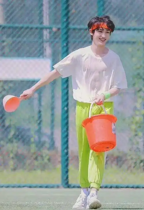 丁程鑫的腹肌线条