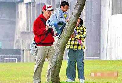 哈林(左)推起屁股协助哈利爬树