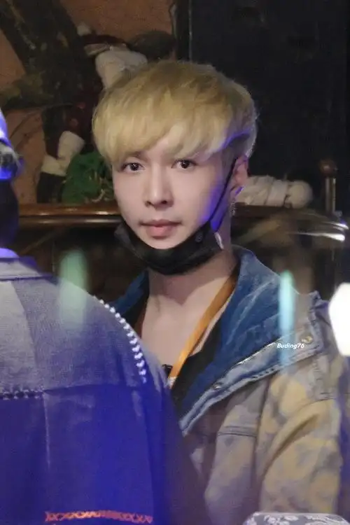 张艺兴现身2023乌镇戏剧节##黄渤孙红雷黄磊张艺兴王迅最新合照