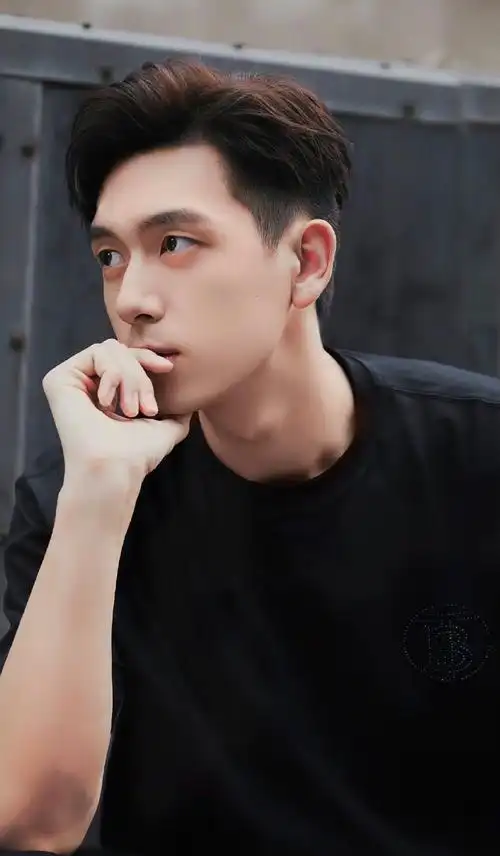 李现杨紫合体拍写真童颜夫妇营业照片却糊的看不清脸