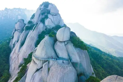 "天柱山"号高铁列车,在京福线发车