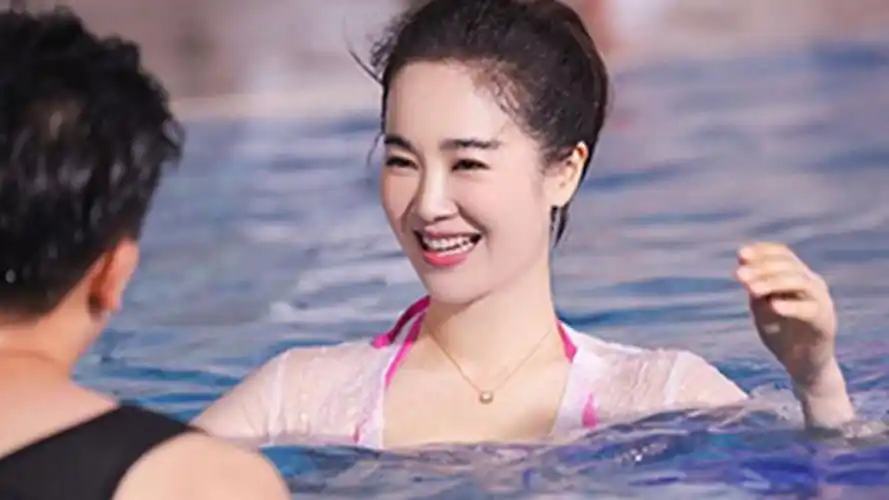 45岁左小青越来越大胆,看到下水的那一刻,网友:真是太美了!