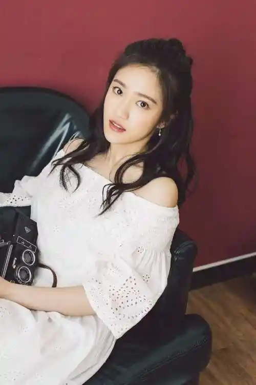 汤梦佳穿着粉红色裹胸裙侧面曲线傲人妩媚又性感