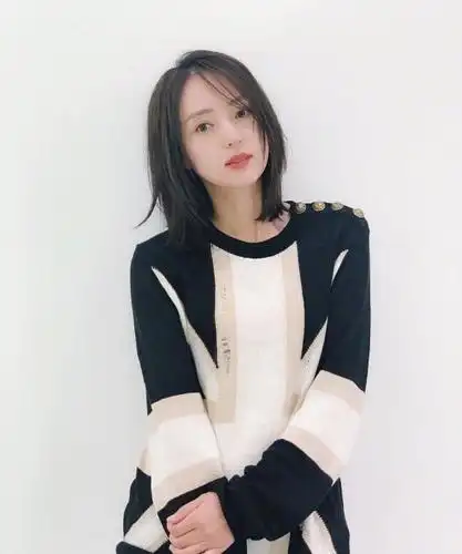 董璇晒短发造型超减龄,36岁嫩回26岁,早该剪这款发型了