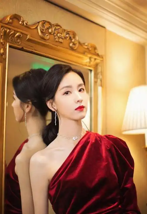 陈都灵红裙美图